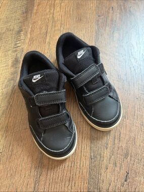 Nike Kids Black Velcro Low-Top Sneakers with White Trim